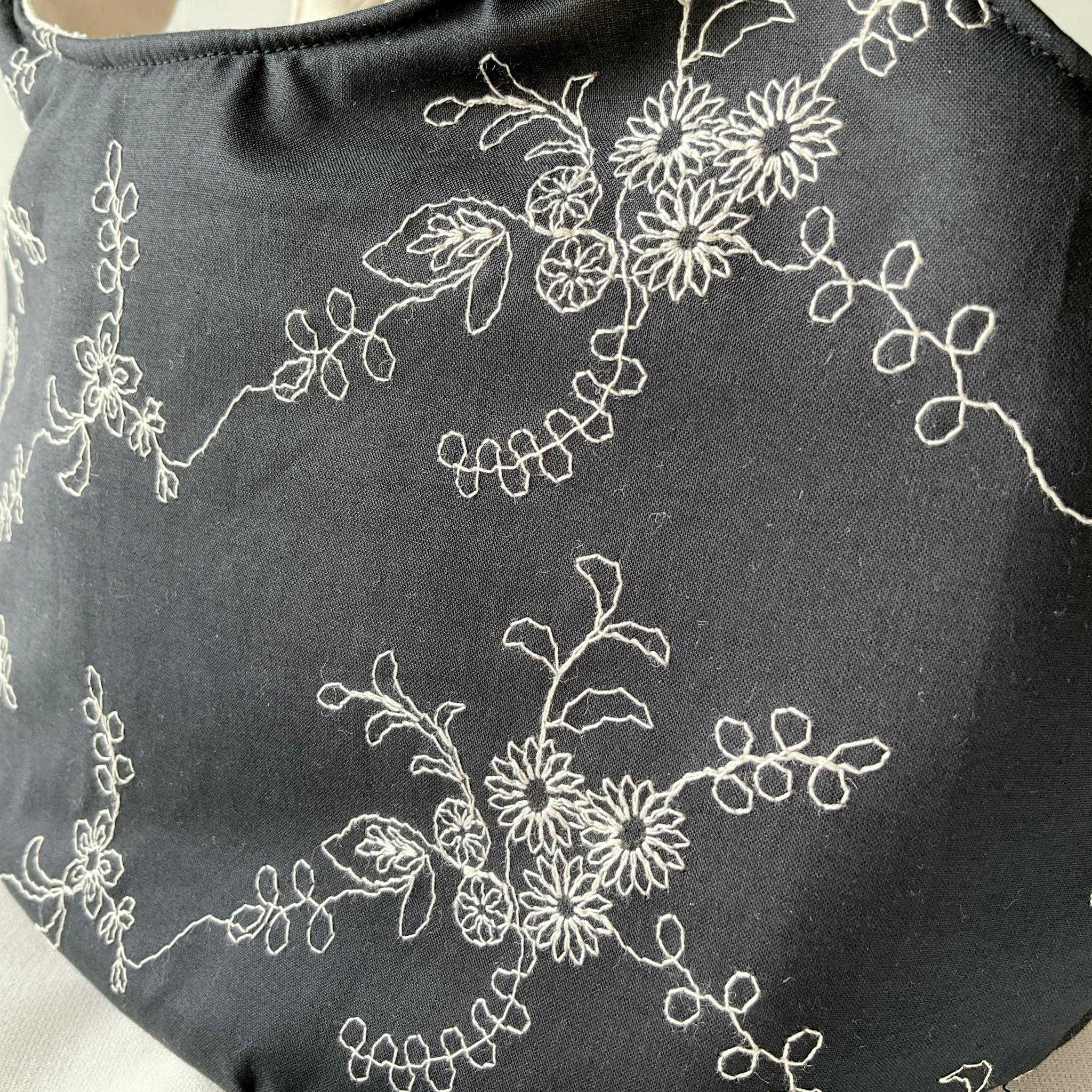 花柄刺繍の小さなころりんバッグ　Sサイズ　ブラック　中身が見えないのが嬉しい | 9枚目
