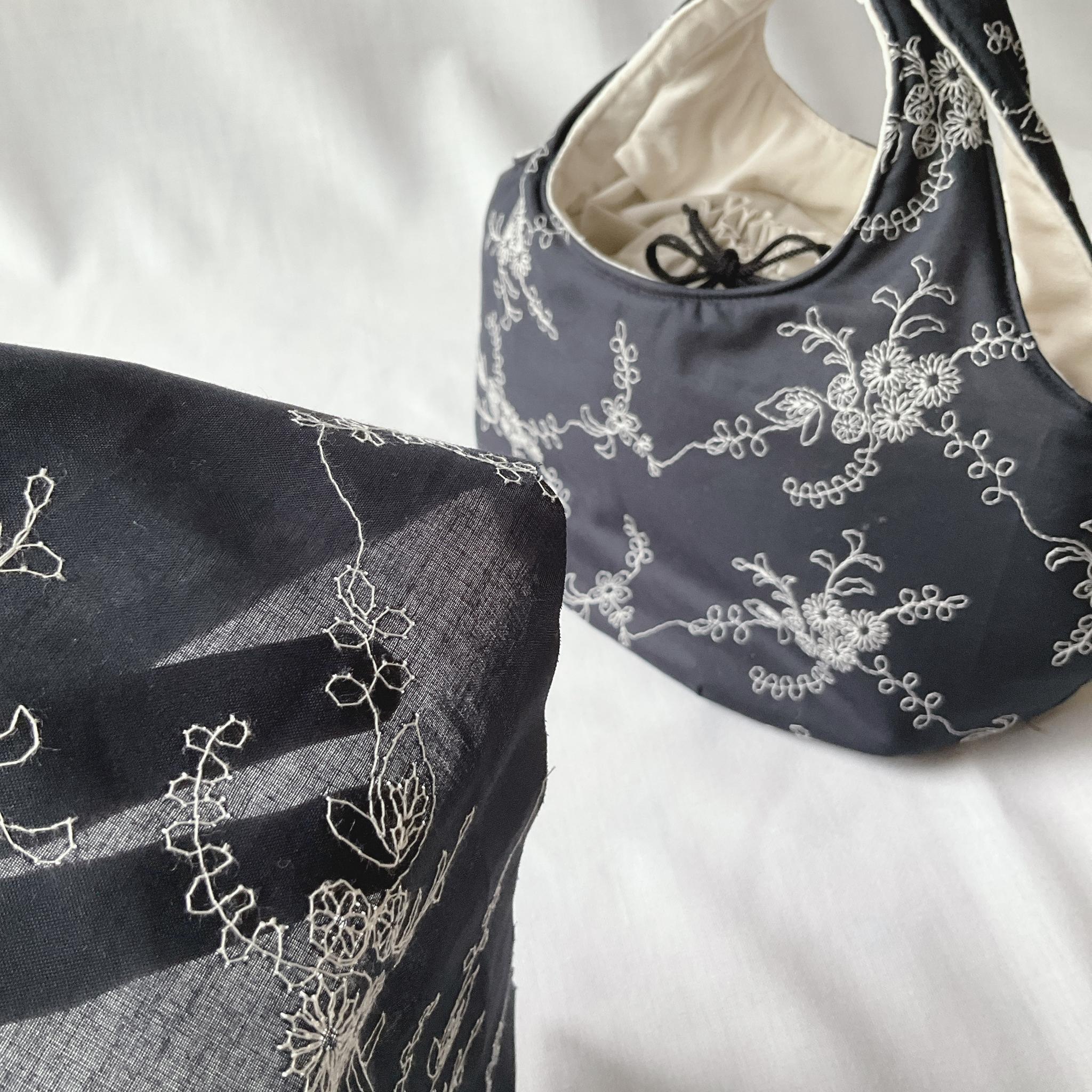 花柄刺繍の小さなころりんバッグ　Sサイズ　ブラック　中身が見えないのが嬉しい | 10枚目