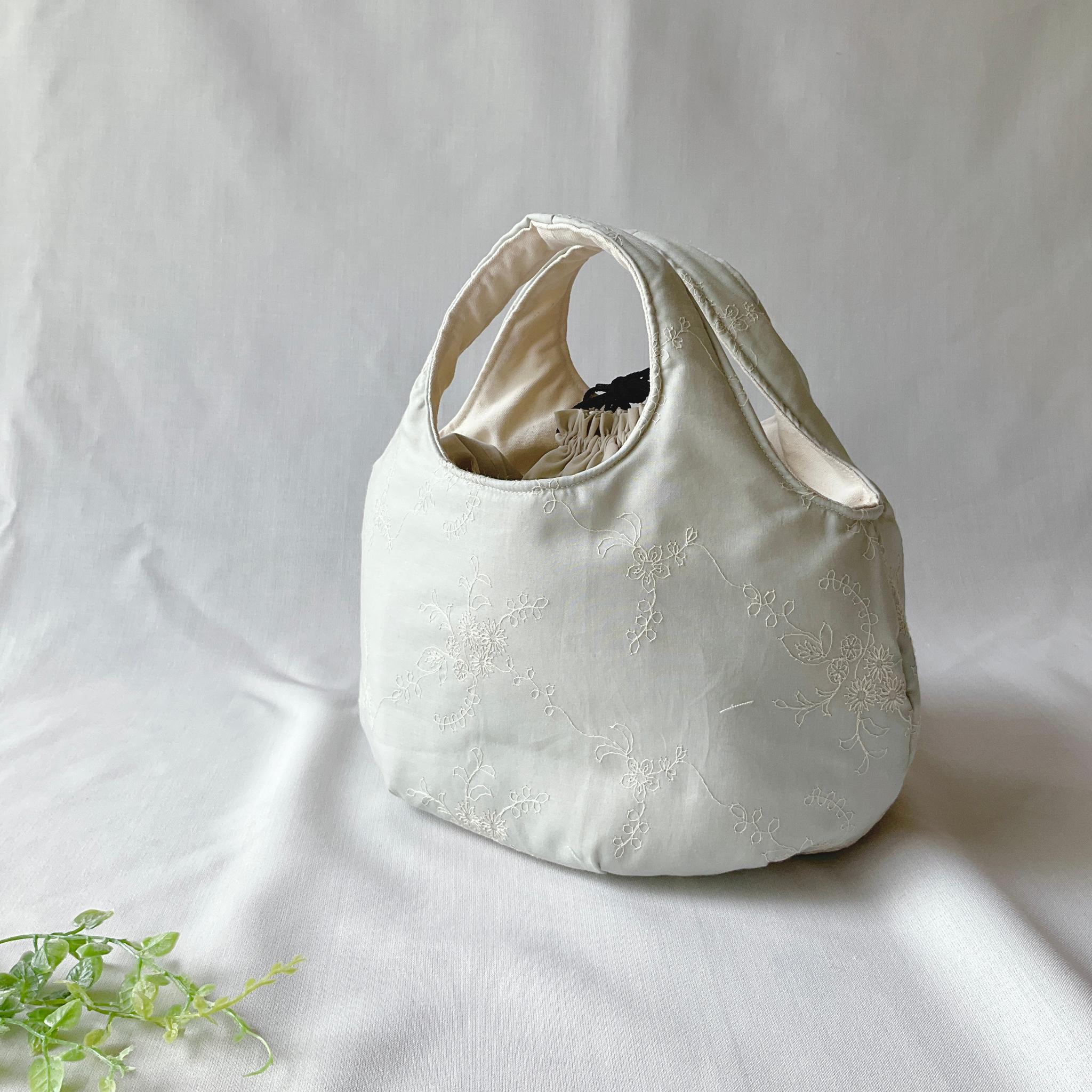 花柄刺繍の小さなころりんバッグ　Sサイズ　中身が見えないのが嬉しい | 2枚目