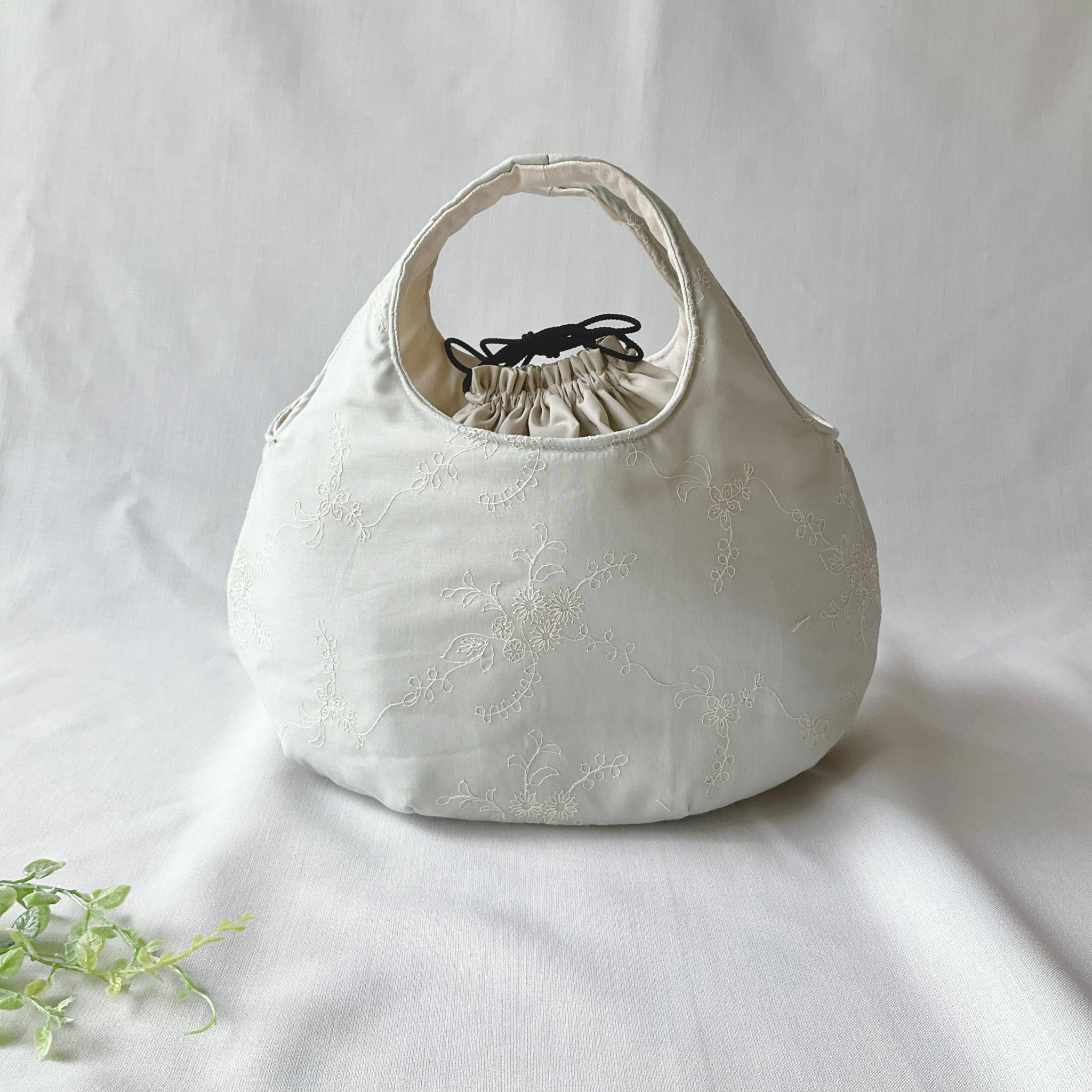 花柄刺繍の小さなころりんバッグ　Sサイズ　中身が見えないのが嬉しい | 3枚目