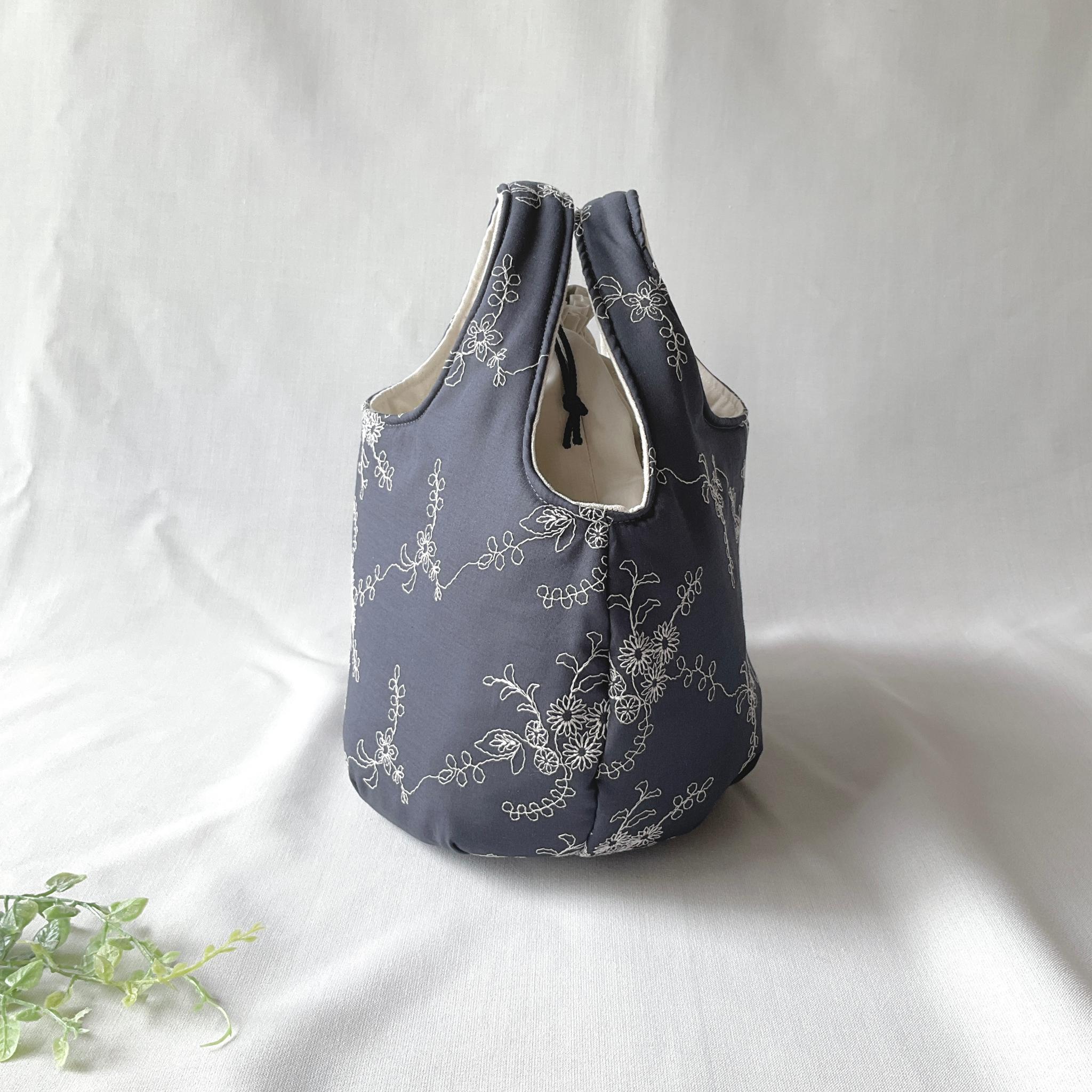 花柄刺繍の小さなころりんバッグ　Sサイズ　くすみブルー　中身が見えないのが嬉しい | 3枚目
