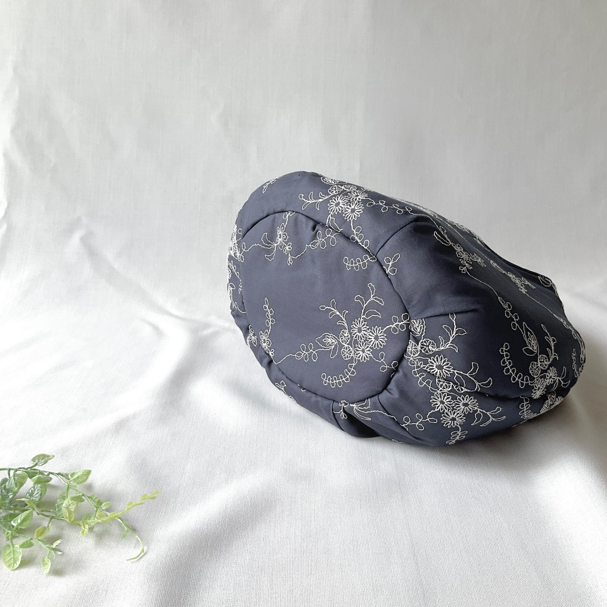 花柄刺繍の小さなころりんバッグ　Sサイズ　くすみブルー　中身が見えないのが嬉しい | 7枚目