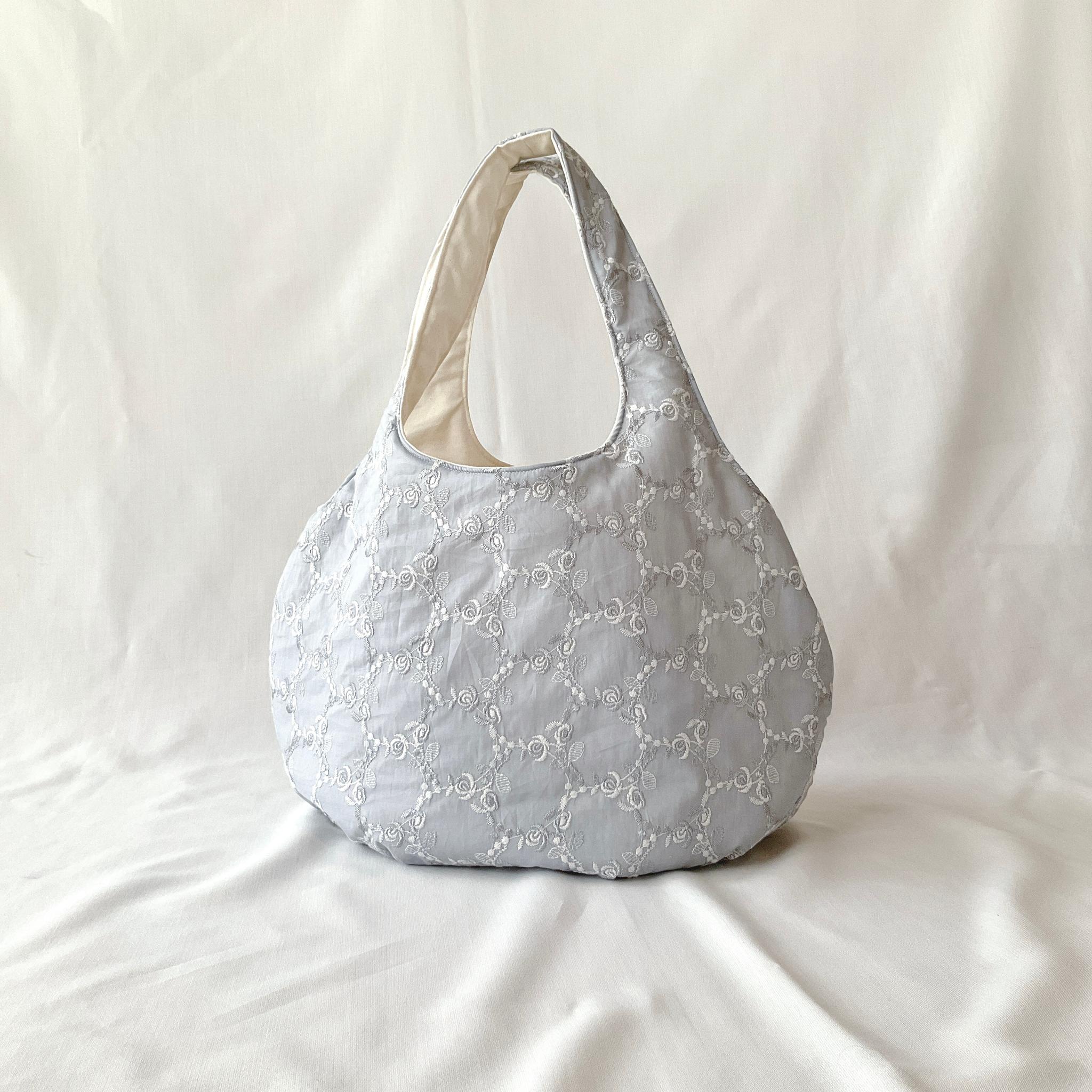 自立する花柄刺繍のころりんバッグ　Lサイズ｜毎日使いたくなる軽さと形1枚目の画像