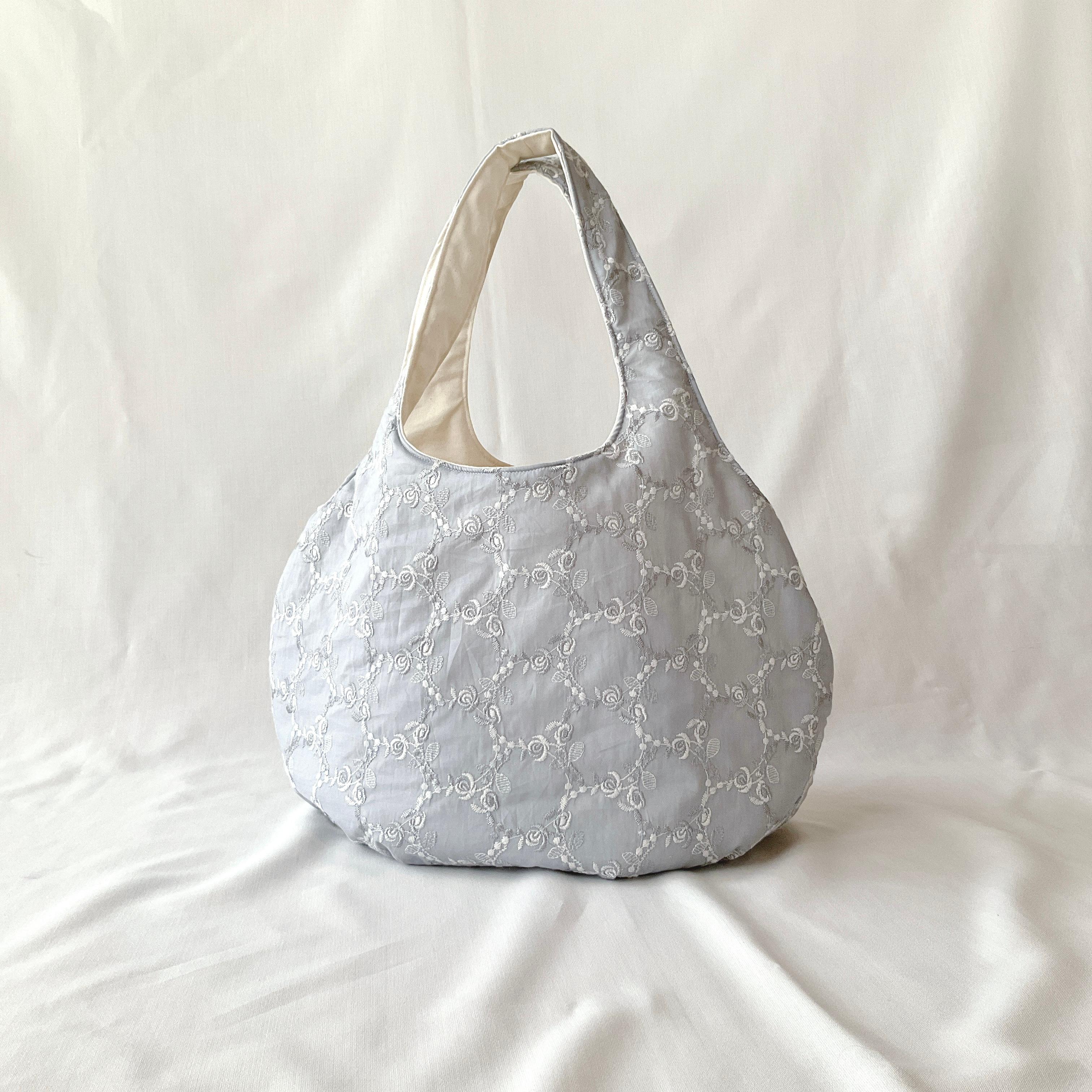 自立する花柄刺繍のころりんバッグ　Lサイズ｜毎日使いたくなる軽さと形1枚目の画像
