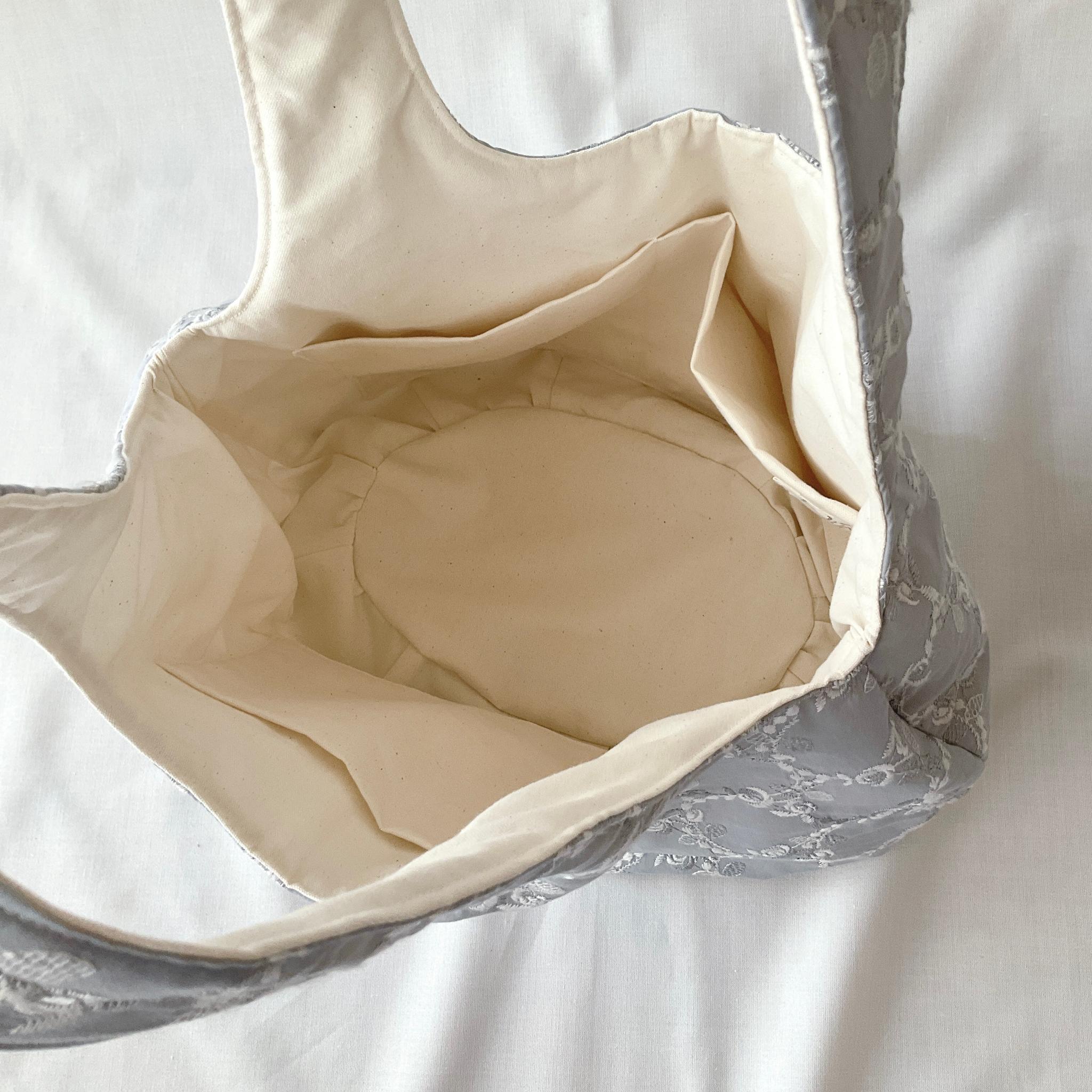 自立する花柄刺繍のころりんバッグ　Lサイズ｜毎日使いたくなる軽さと形 | 9枚目