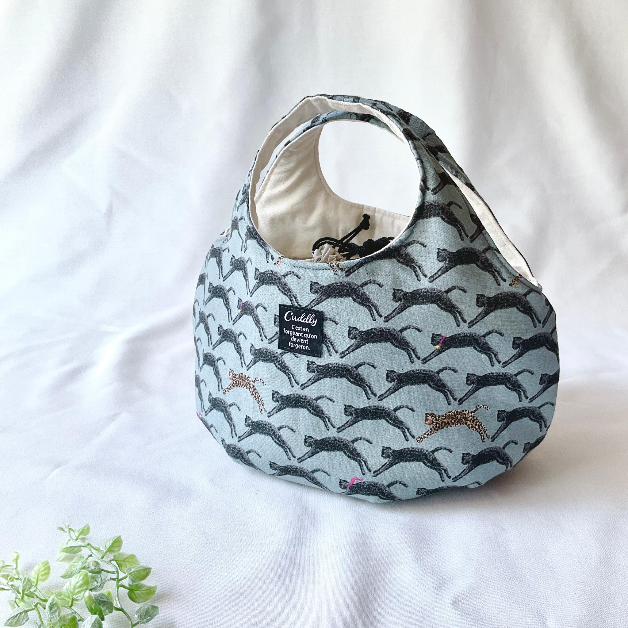 ヒョウ柄の小さなころりんバッグ　Sサイズ　ブルー　中身が見えないのが嬉しい1枚目の画像