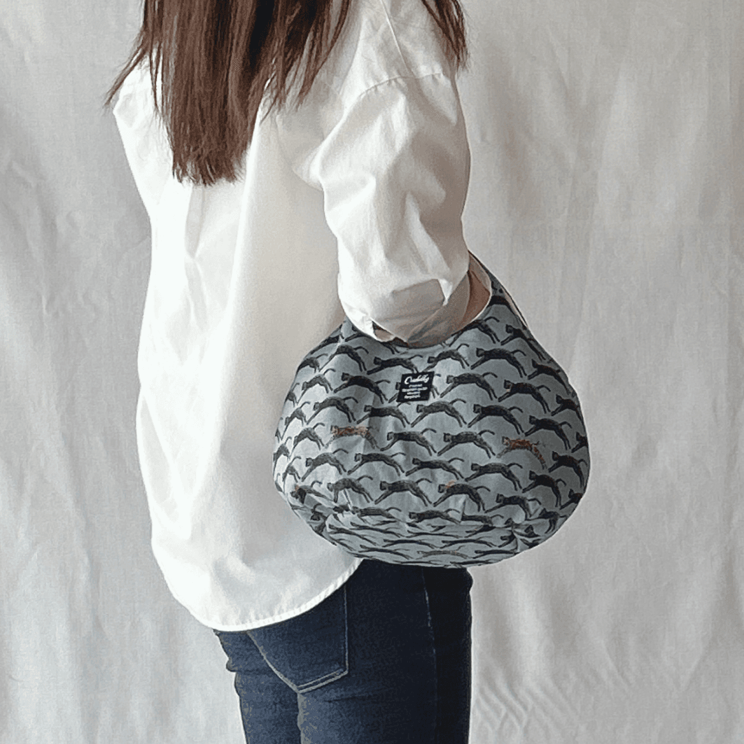 ヒョウ柄の小さなころりんバッグ　Sサイズ　ブルー　中身が見えないのが嬉しい | 4枚目