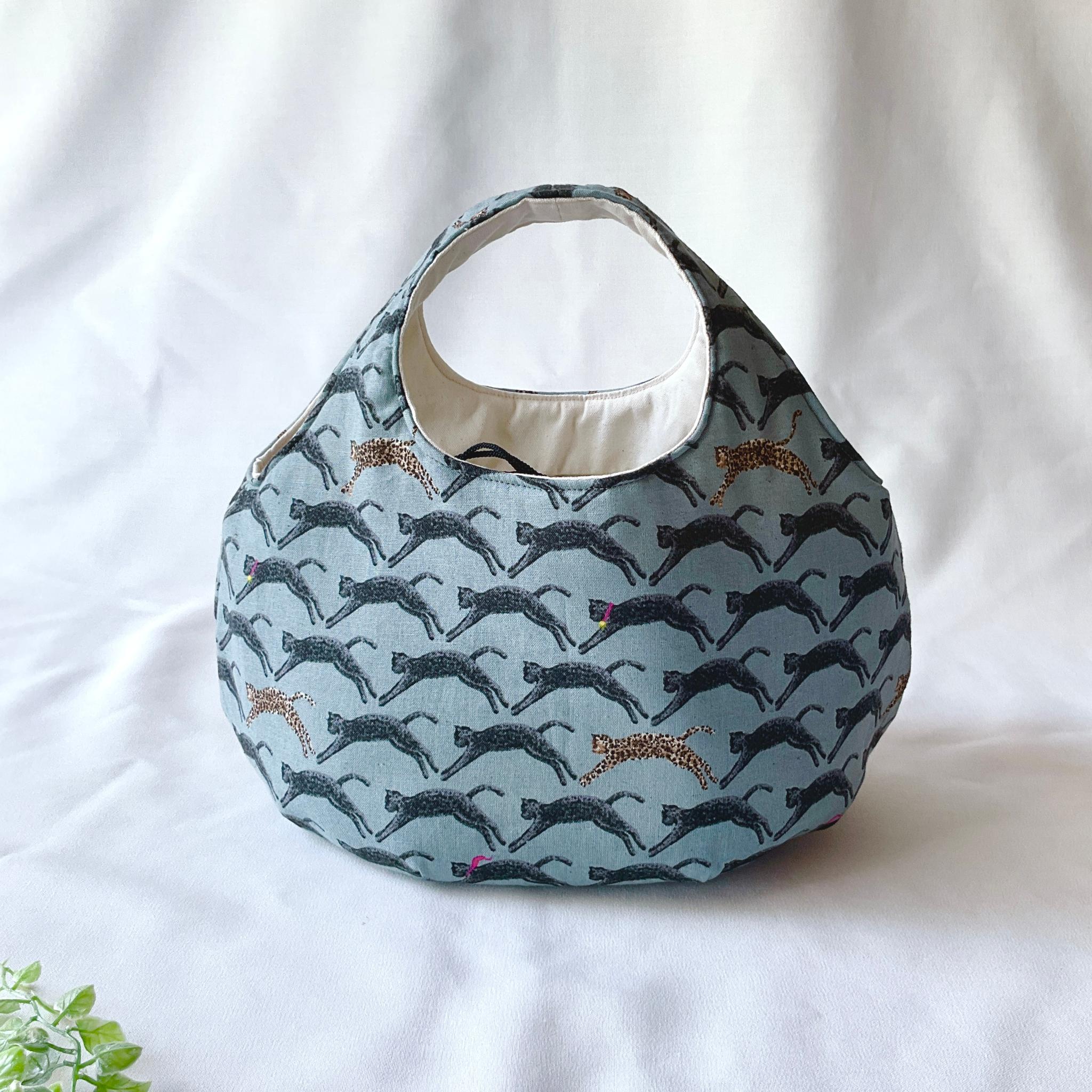 ヒョウ柄の小さなころりんバッグ　Sサイズ　ブルー　中身が見えないのが嬉しい | 6枚目