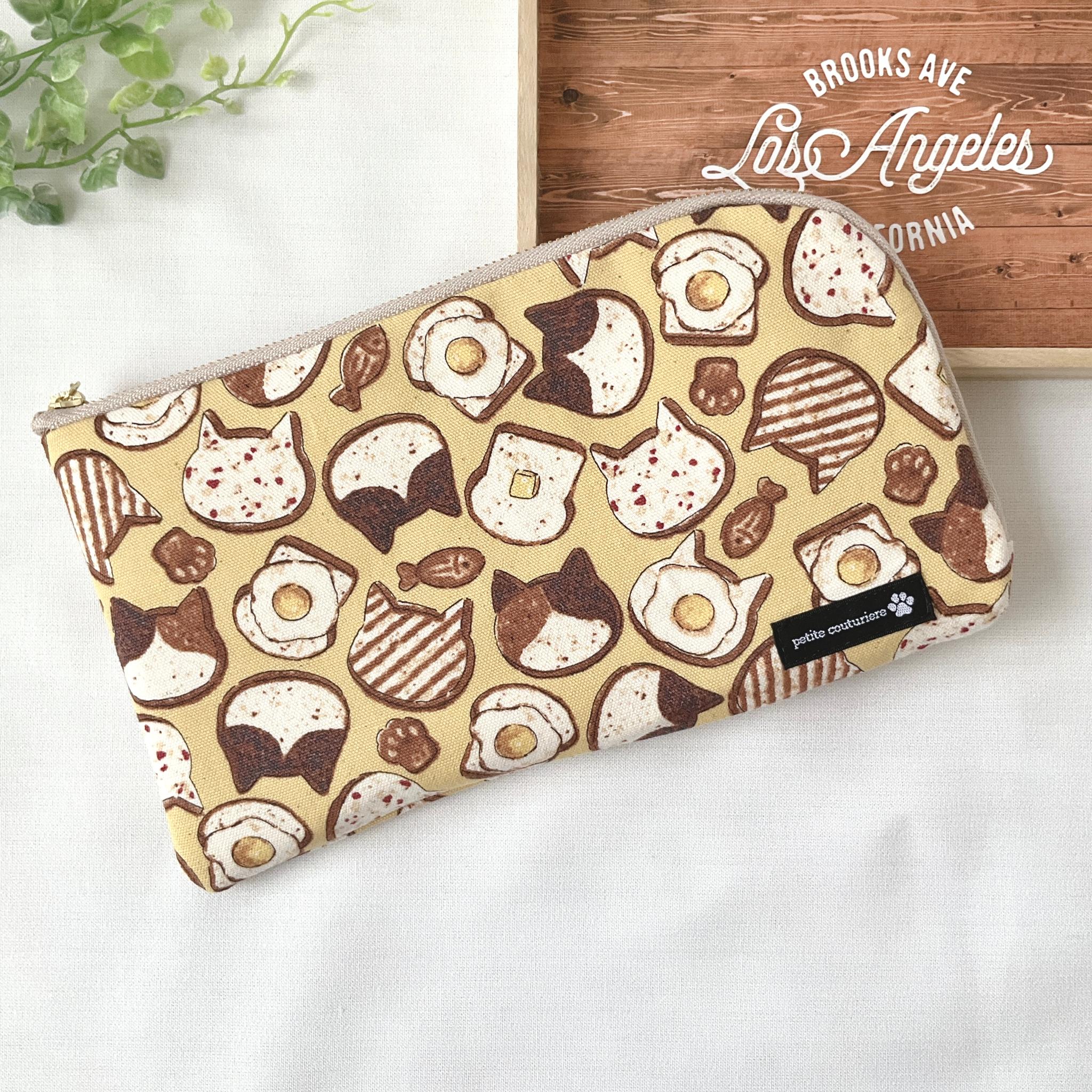 お薬手帳が入るL字ファスナーのポーチ お薬手帳 通帳ケース フラットポーチ マスクポーチ ねこ1枚目の画像