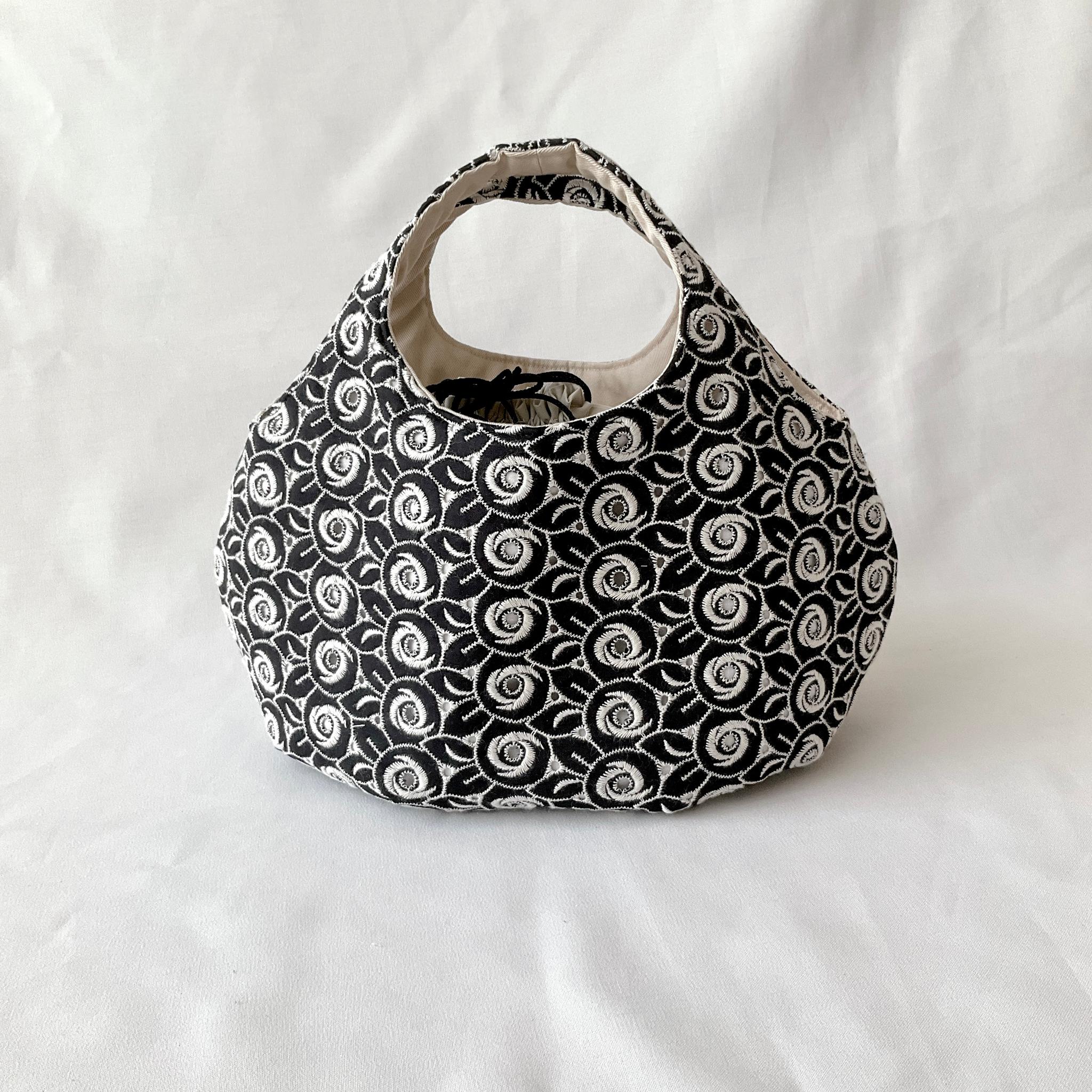 花柄刺繍の小さなころりんバッグ　Sサイズ　中身が見えないのが嬉しい1枚目の画像