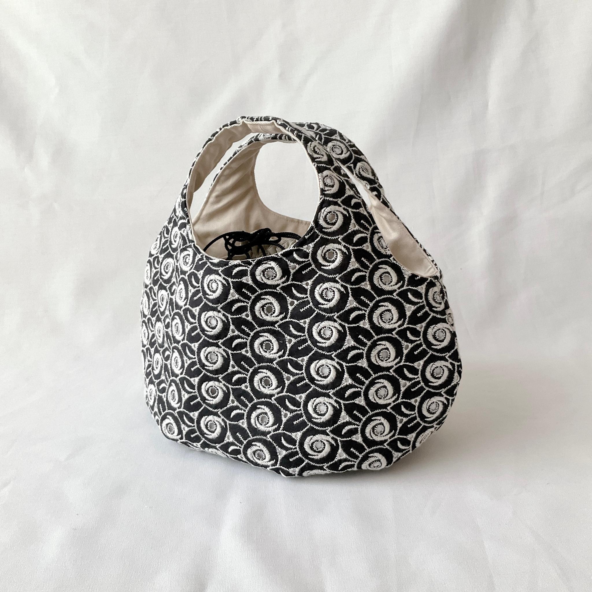花柄刺繍の小さなころりんバッグ　Sサイズ　中身が見えないのが嬉しい | 3枚目