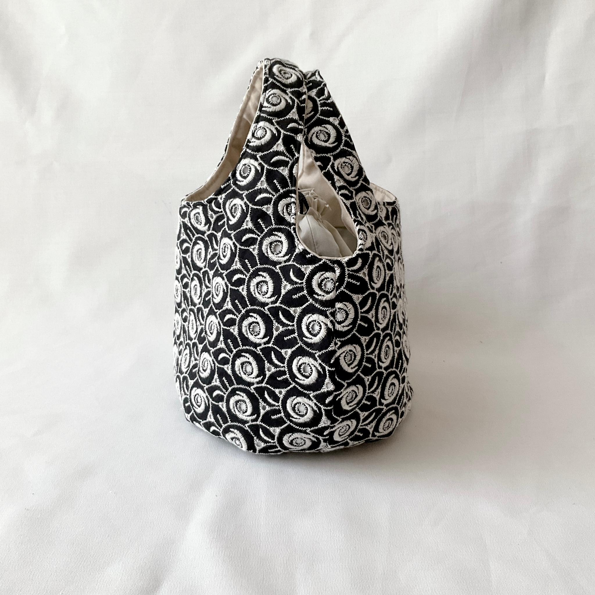 花柄刺繍の小さなころりんバッグ　Sサイズ　中身が見えないのが嬉しい | 4枚目