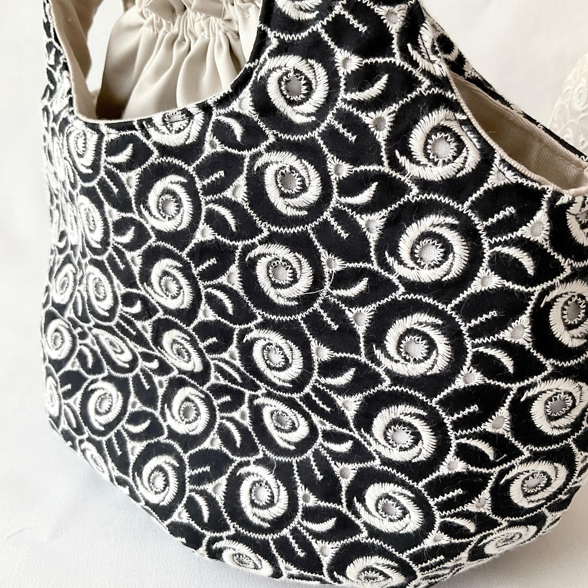 花柄刺繍の小さなころりんバッグ　Sサイズ　中身が見えないのが嬉しい | 6枚目