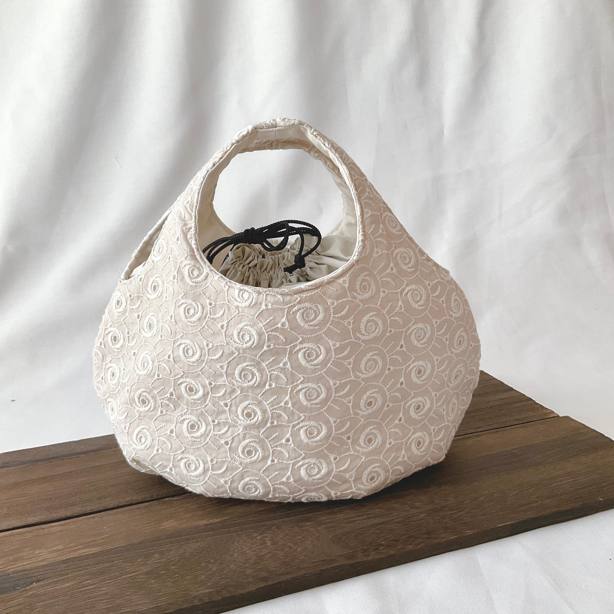 花柄刺繍の小さなころりんバッグ　Sサイズ　中身が見えないのが嬉しい1枚目の画像