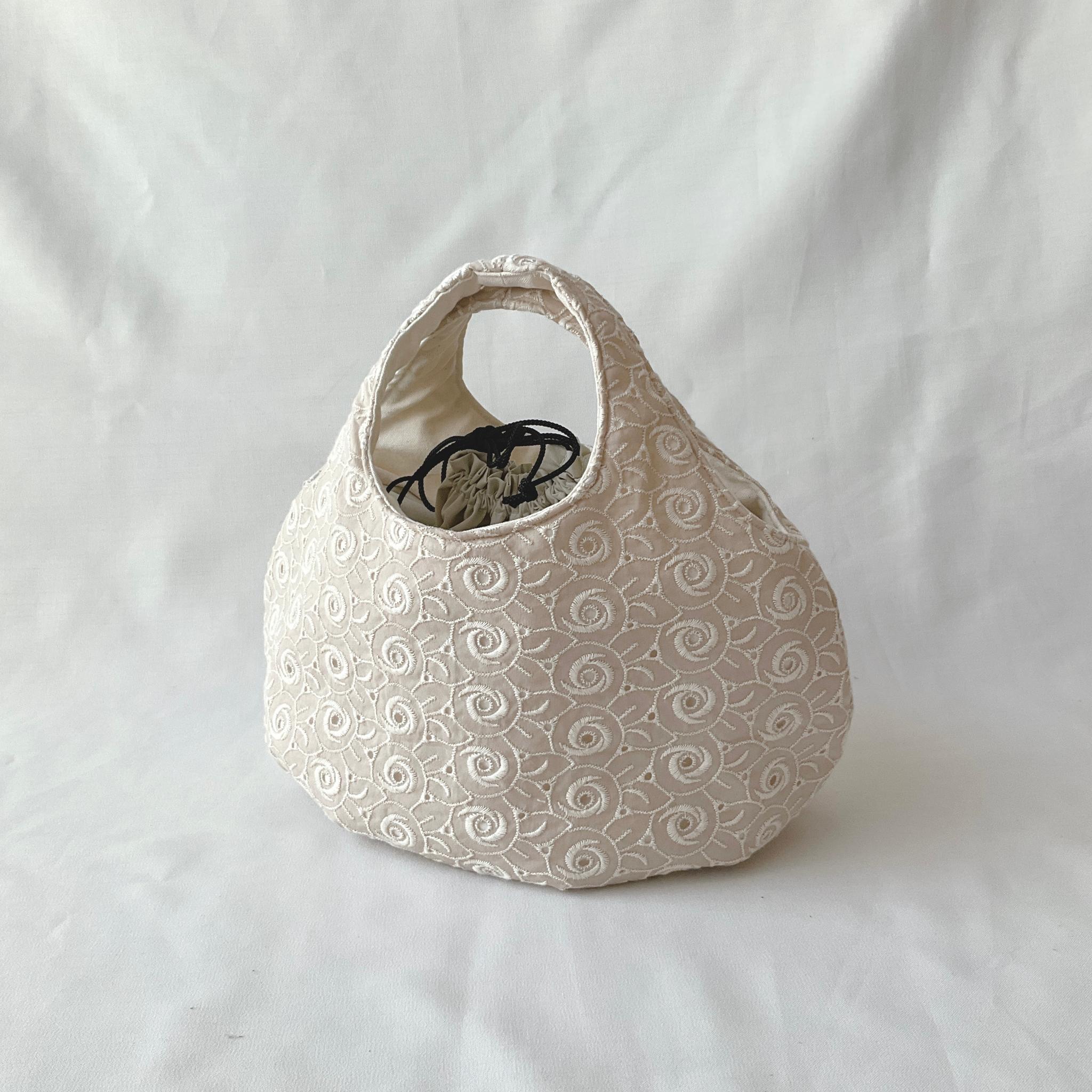 花柄刺繍の小さなころりんバッグ　Sサイズ　中身が見えないのが嬉しい | 2枚目