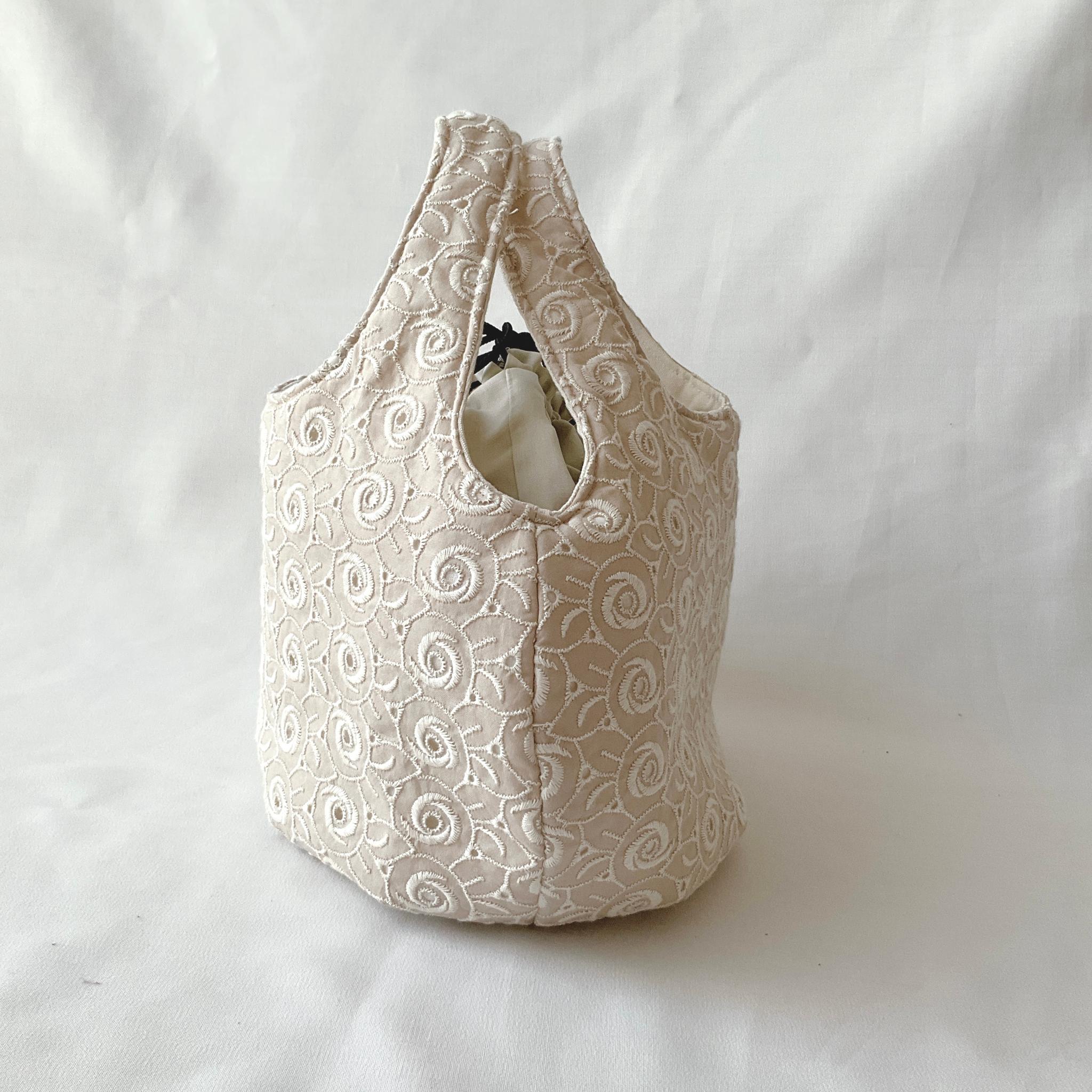 花柄刺繍の小さなころりんバッグ　Sサイズ　中身が見えないのが嬉しい | 3枚目