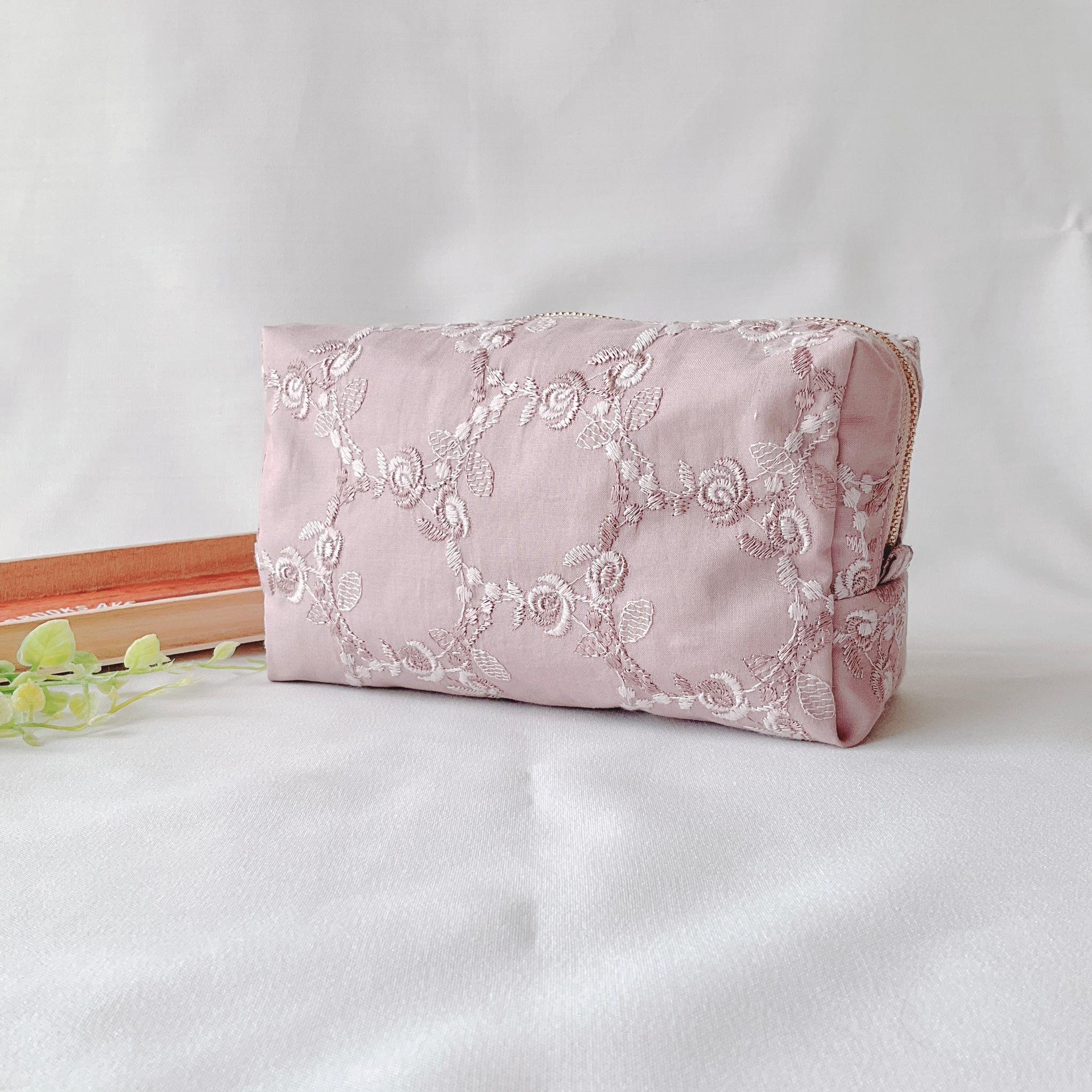 マチ付きでたっぷり入る　刺繍生地ローズ柄の長四角スクエアポーチ1枚目の画像