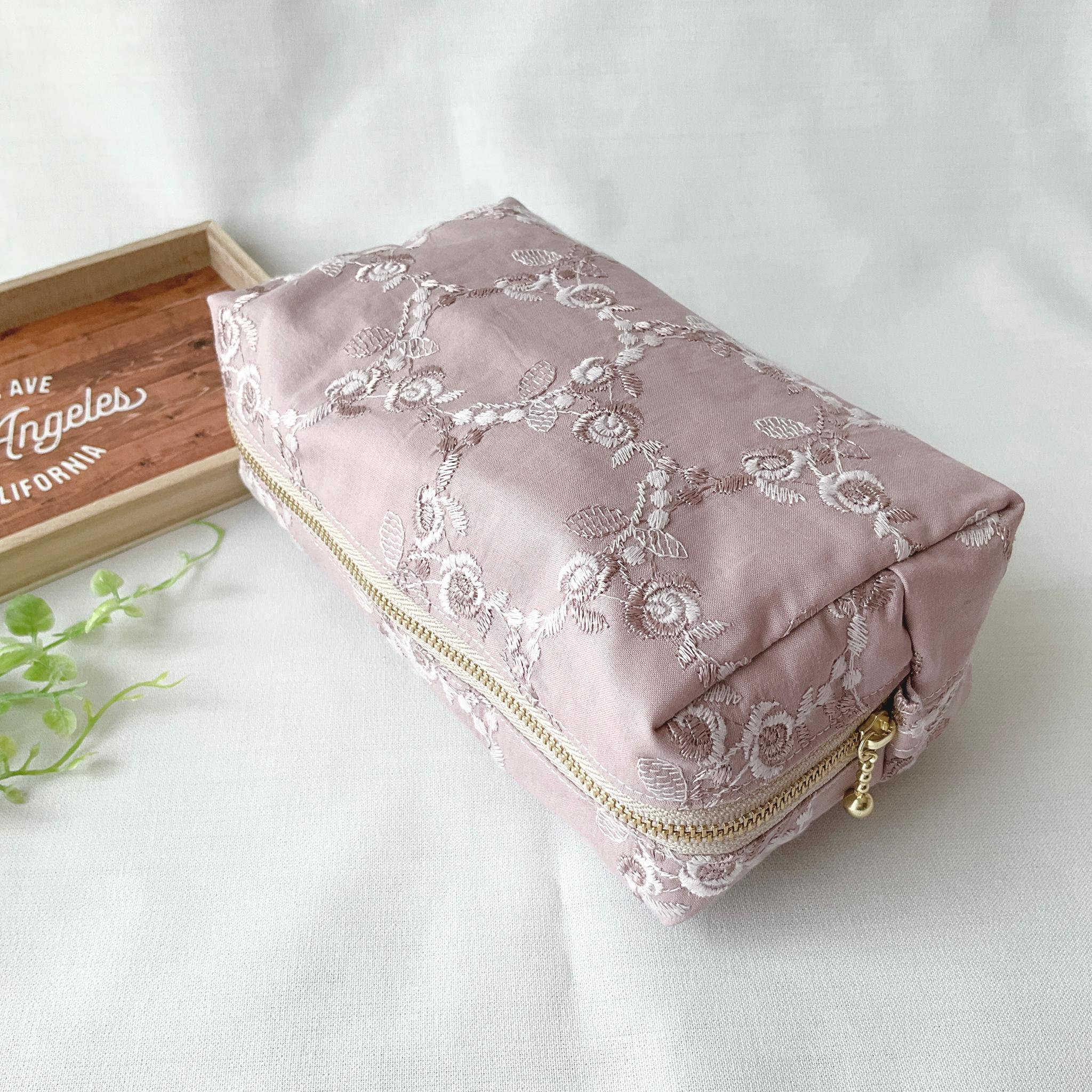 マチ付きでたっぷり入る　刺繍生地ローズ柄の長四角スクエアポーチ | 2枚目