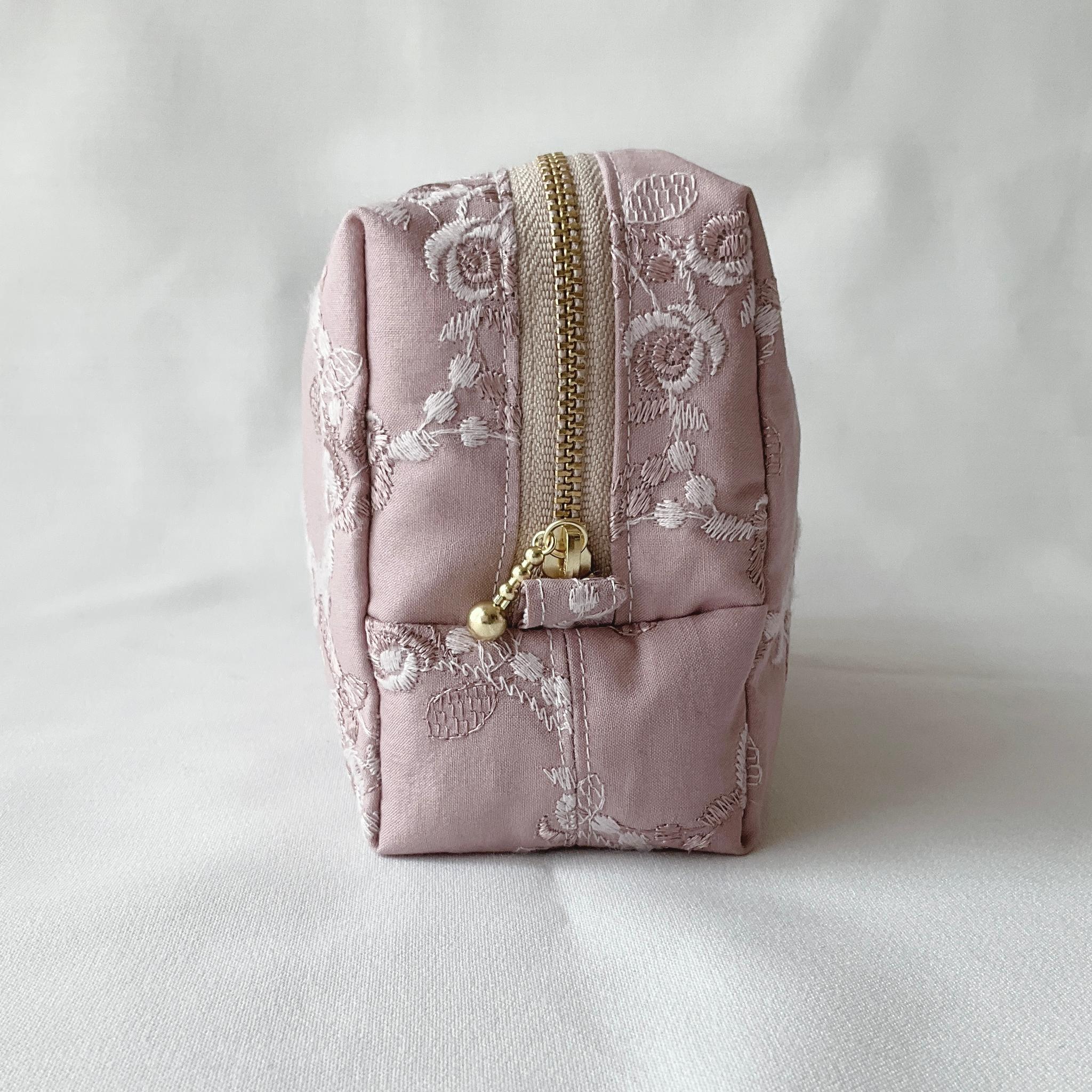 マチ付きでたっぷり入る　刺繍生地ローズ柄の長四角スクエアポーチ | 3枚目