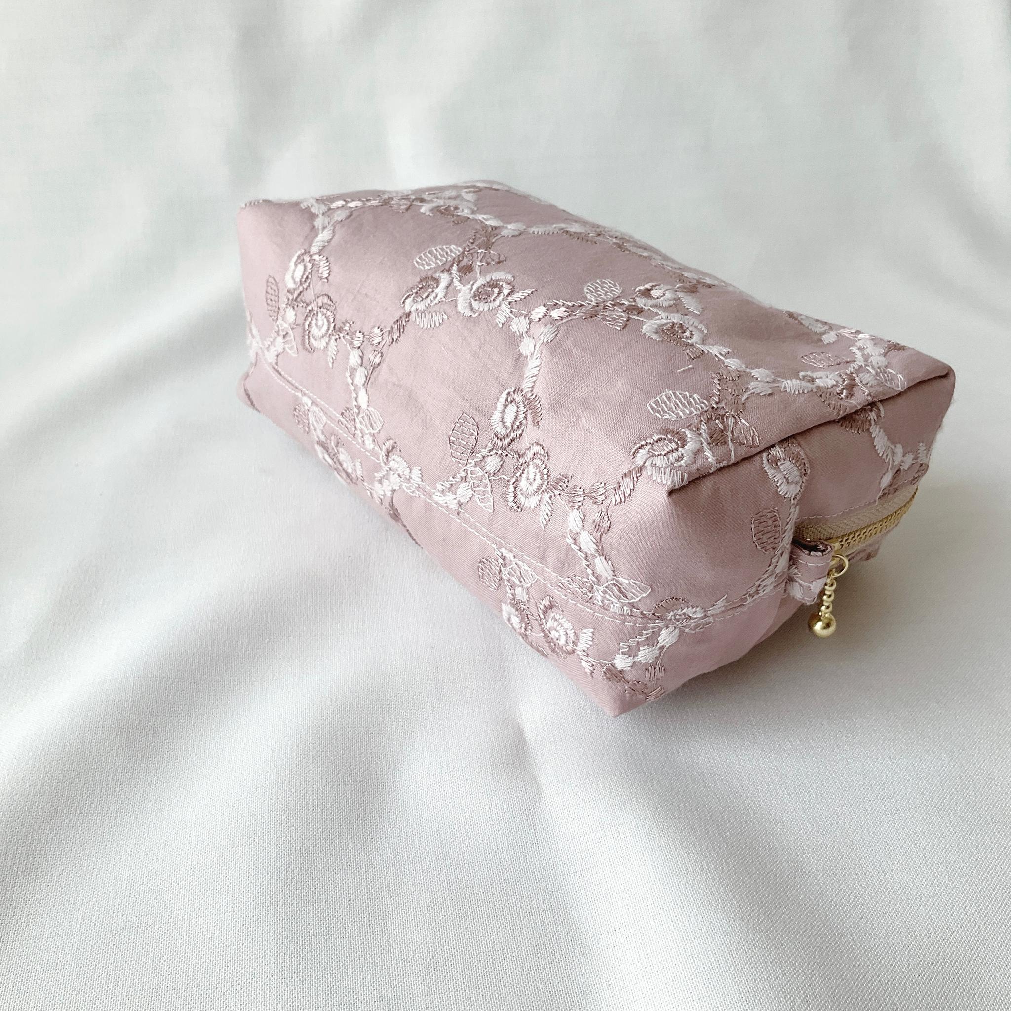 マチ付きでたっぷり入る　刺繍生地ローズ柄の長四角スクエアポーチ | 4枚目