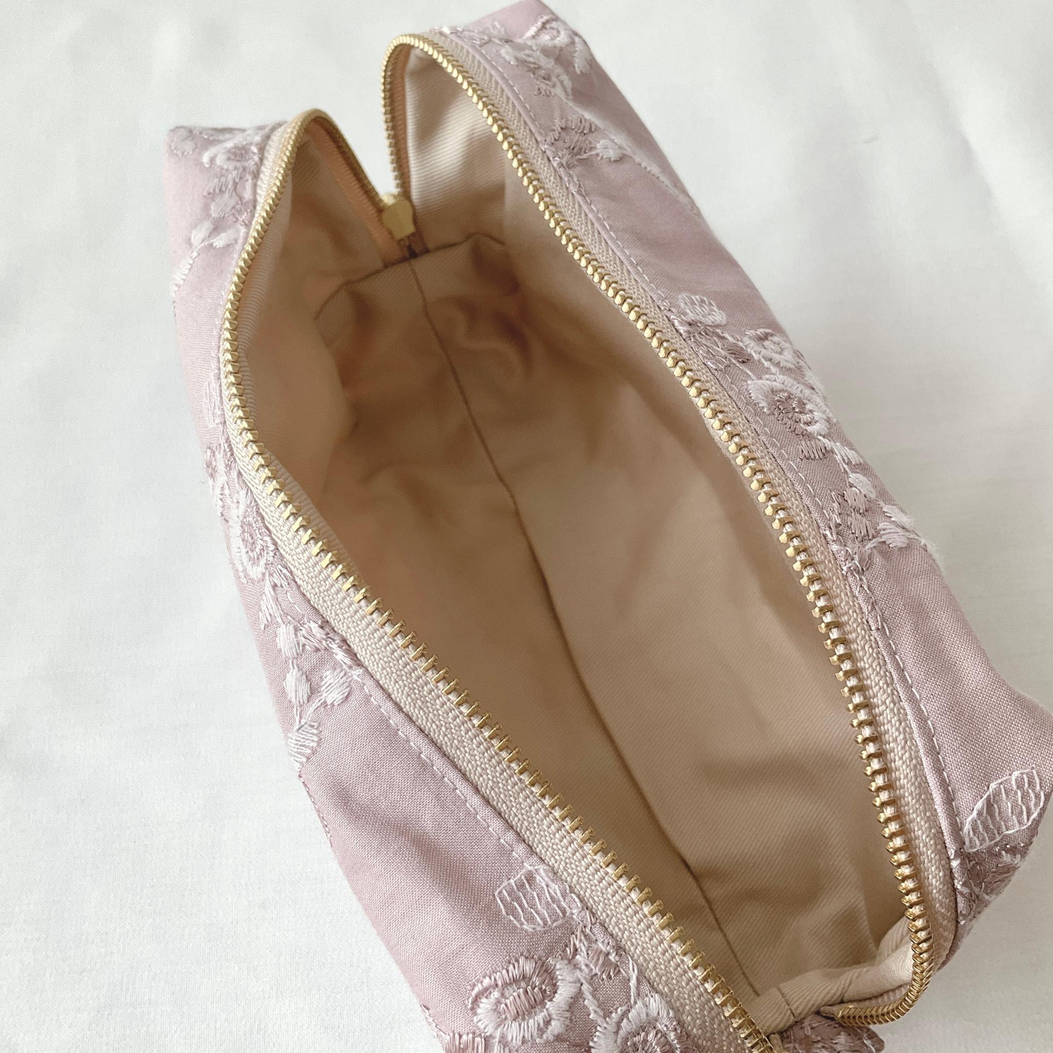 マチ付きでたっぷり入る　刺繍生地ローズ柄の長四角スクエアポーチ | 5枚目