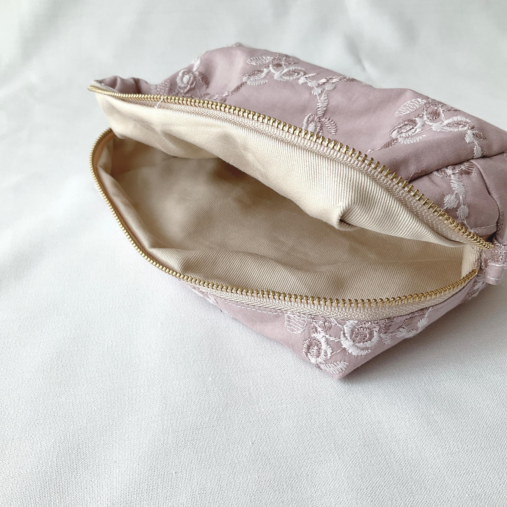 マチ付きでたっぷり入る　刺繍生地ローズ柄の長四角スクエアポーチ | 6枚目