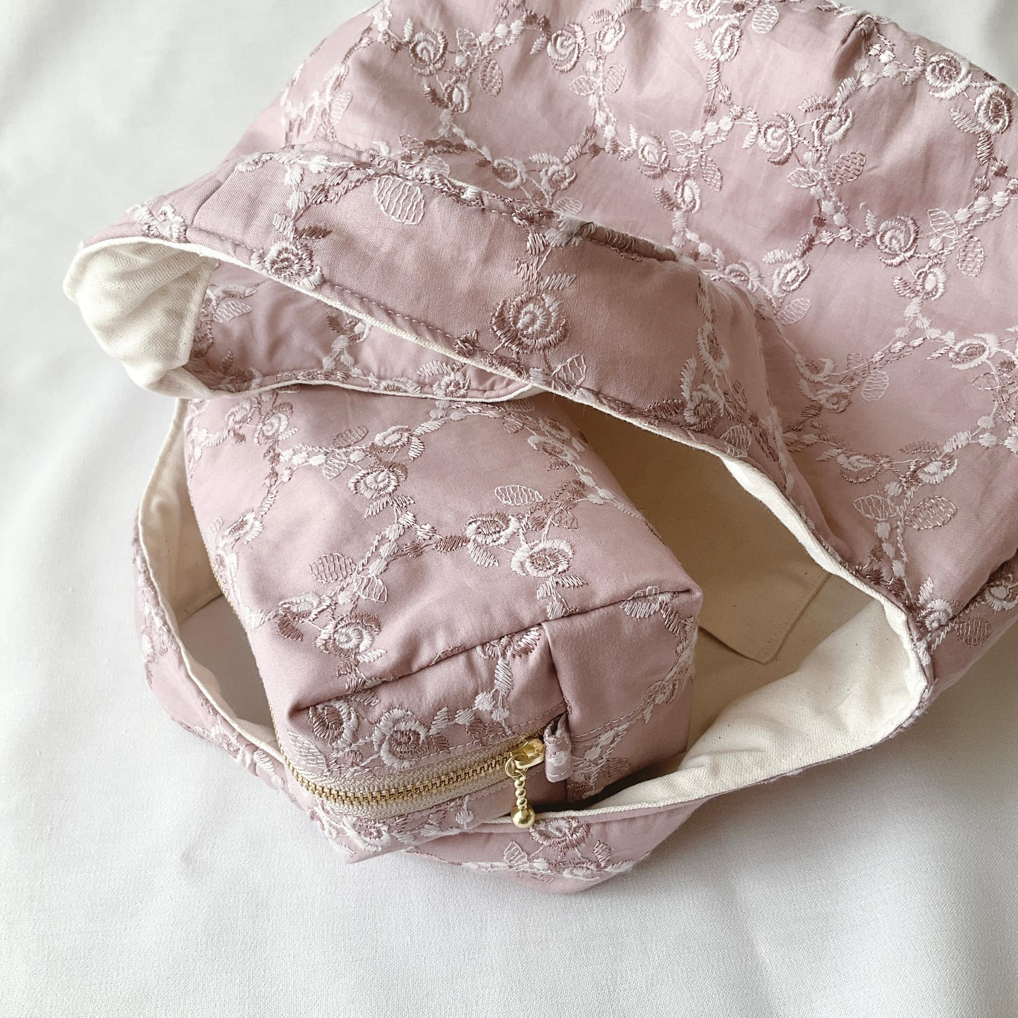 マチ付きでたっぷり入る　刺繍生地ローズ柄の長四角スクエアポーチ | 8枚目