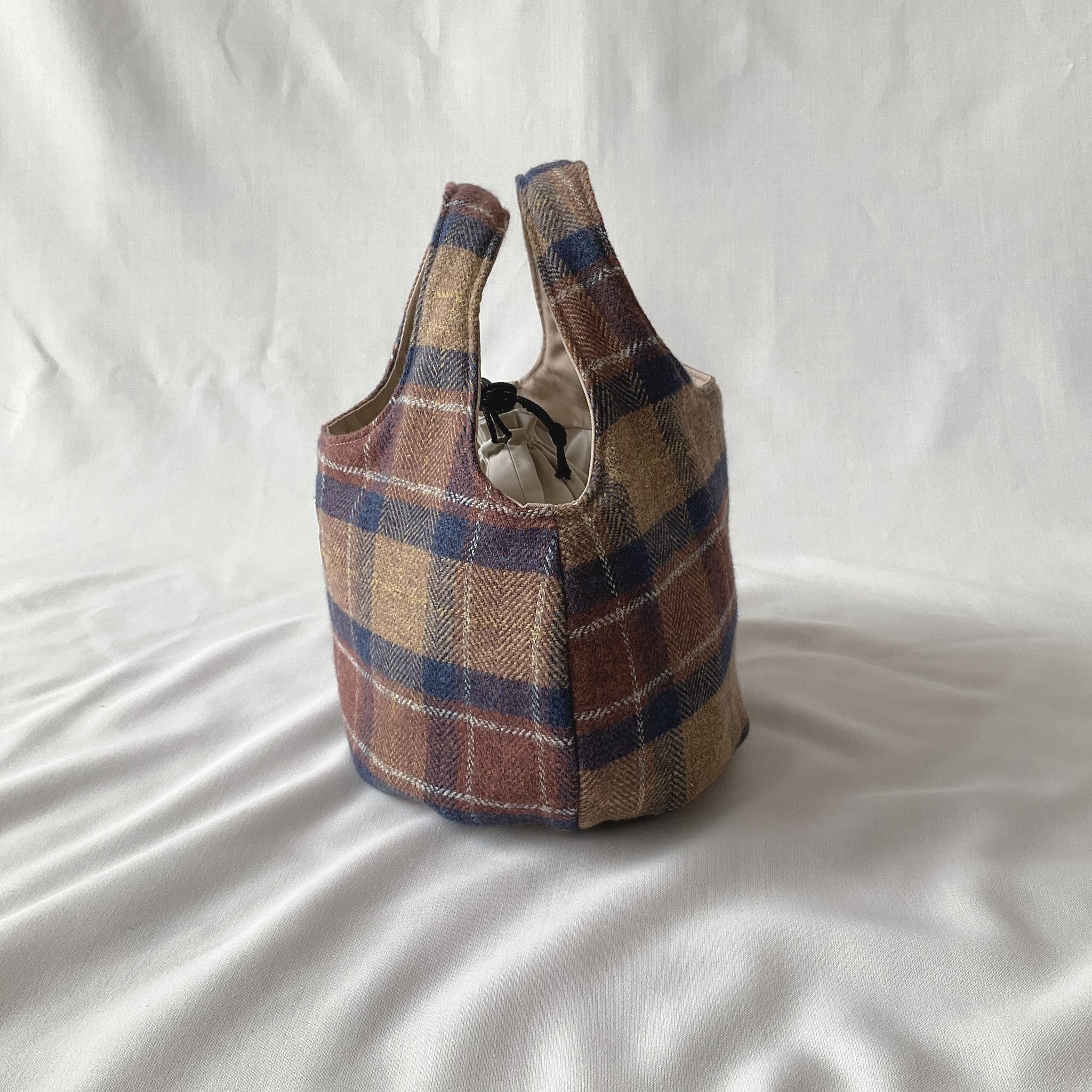 コットンツイードの小さなころりんバッグ　Sサイズ　中身が見えないのが嬉しい　ブラウン | 3枚目