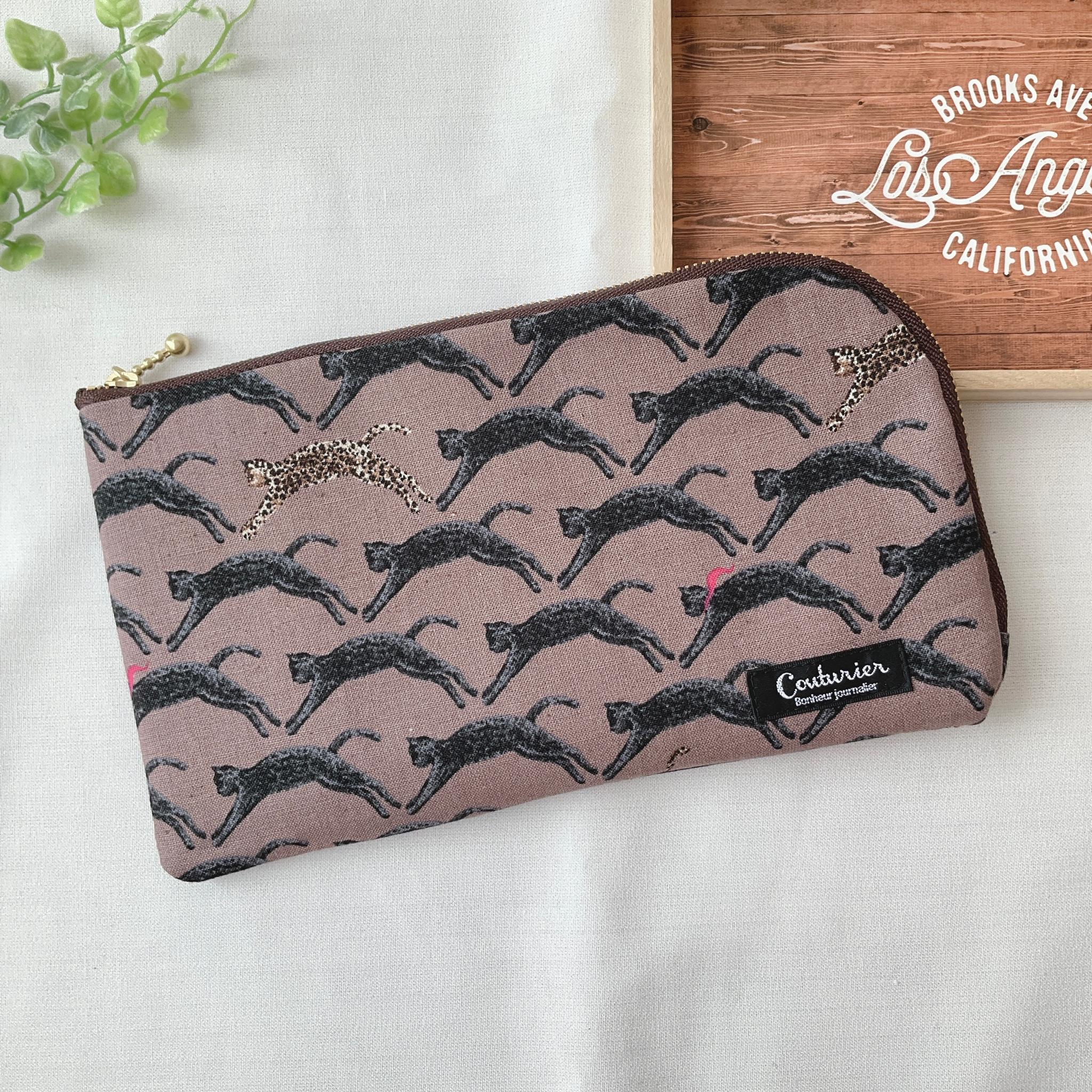 お薬手帳が入るL字ファスナーのポーチ お薬手帳 通帳ケース ヒョウ柄1枚目の画像