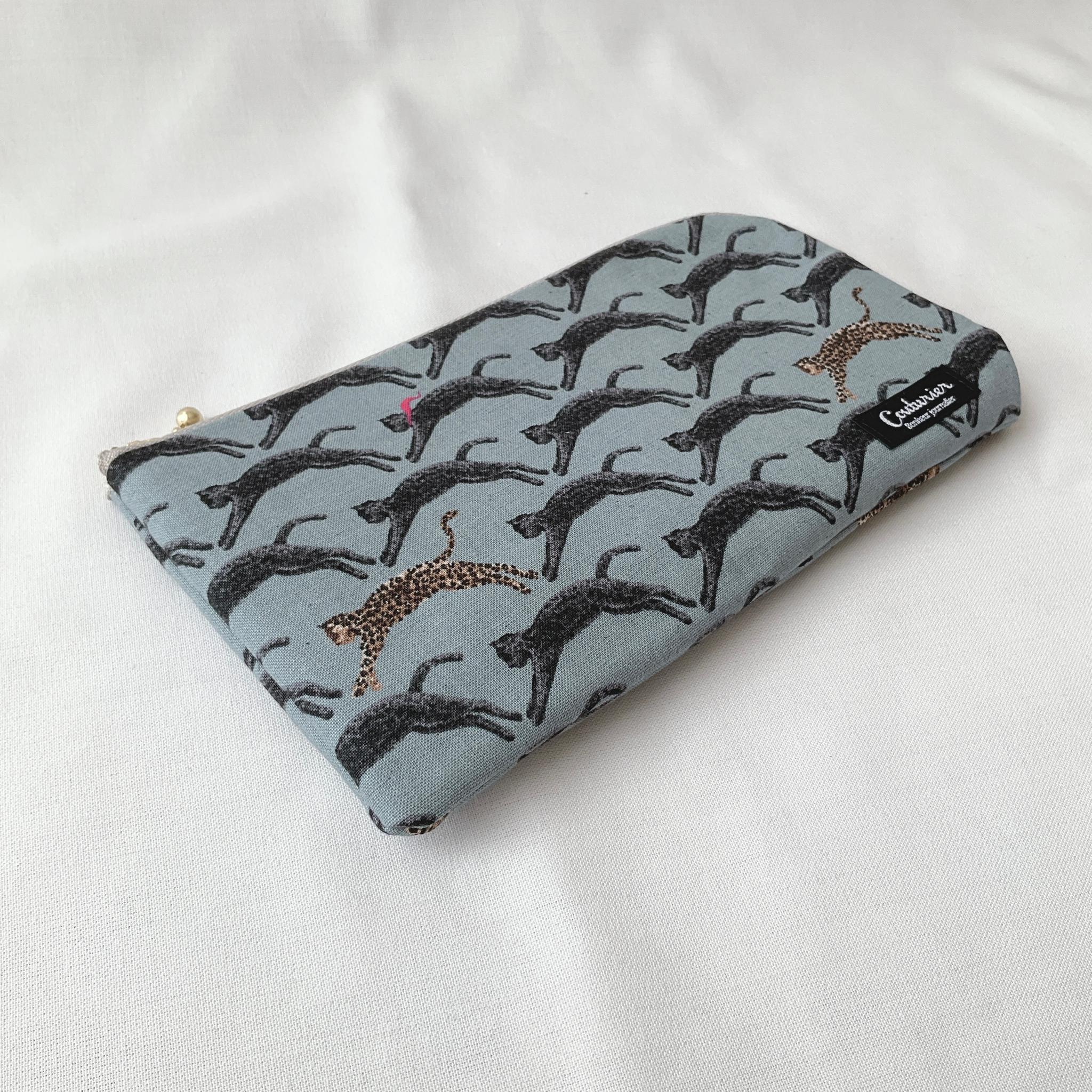 お薬手帳が入るL字ファスナーのポーチ お薬手帳 通帳ケース ヒョウ柄 | 4枚目