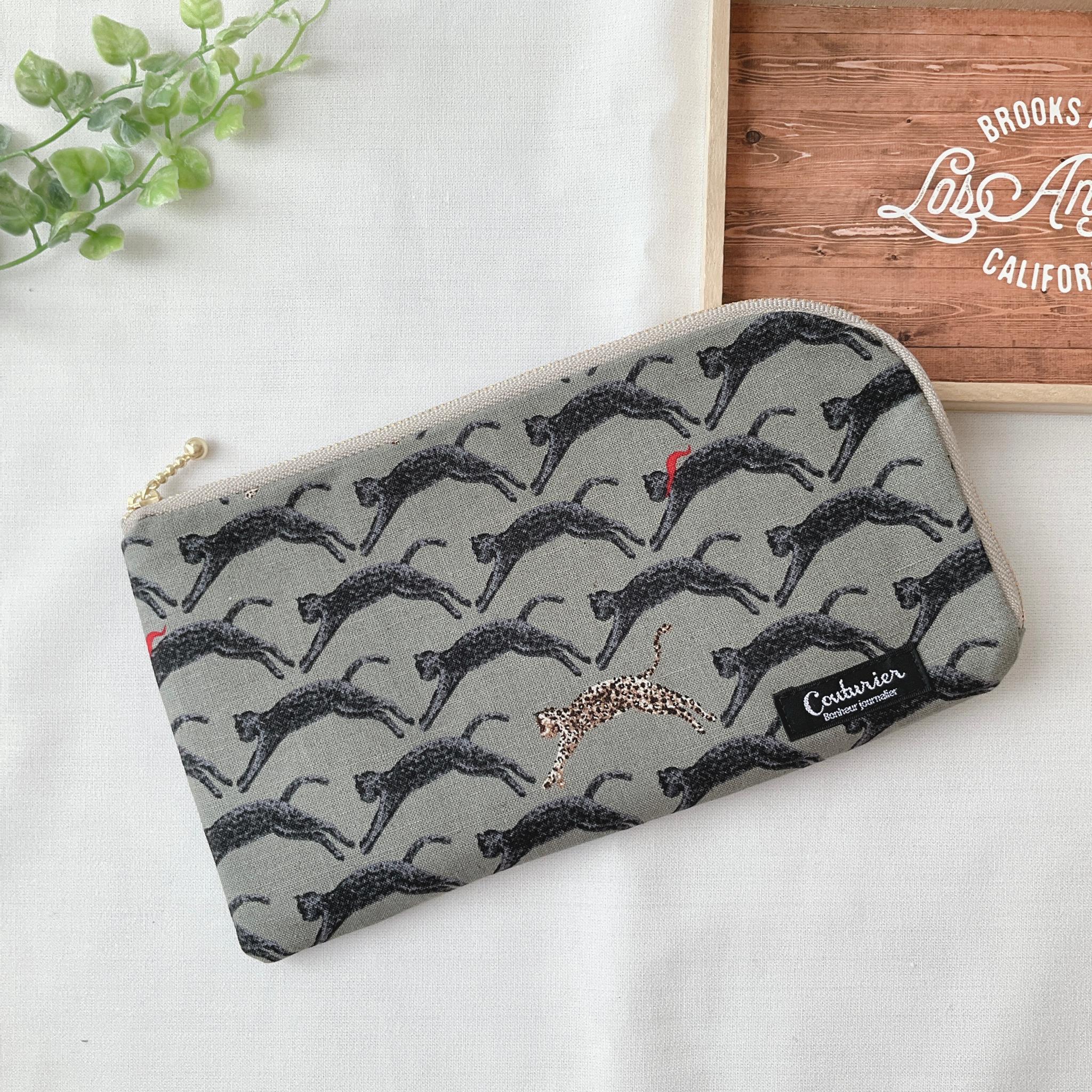 お薬手帳が入るL字ファスナーのポーチ お薬手帳 通帳ケース ヒョウ柄1枚目の画像