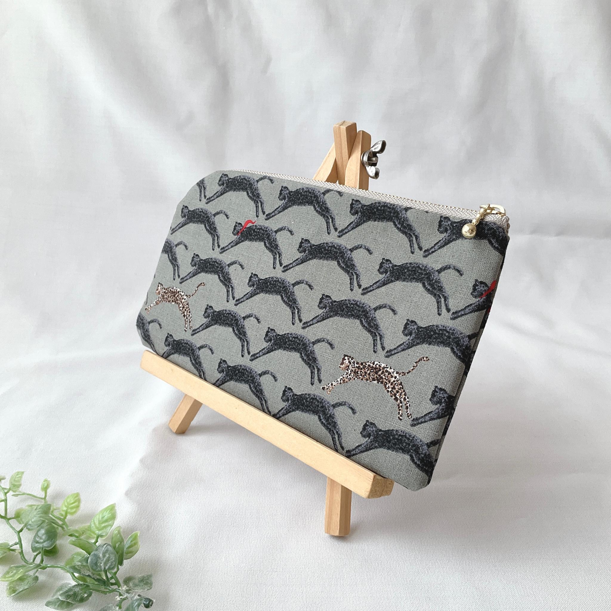 お薬手帳が入るL字ファスナーのポーチ お薬手帳 通帳ケース ヒョウ柄 | 3枚目