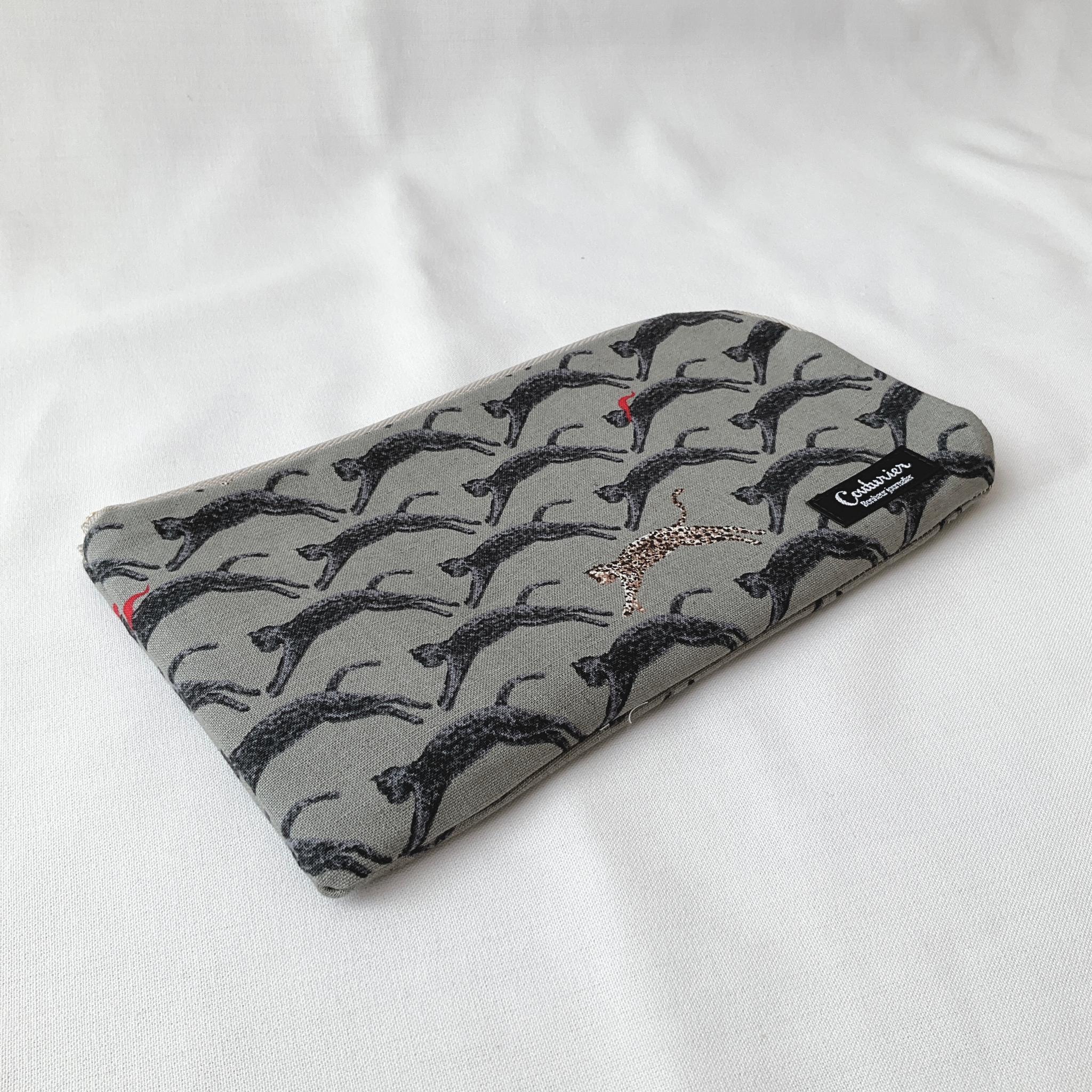 お薬手帳が入るL字ファスナーのポーチ お薬手帳 通帳ケース ヒョウ柄 | 4枚目