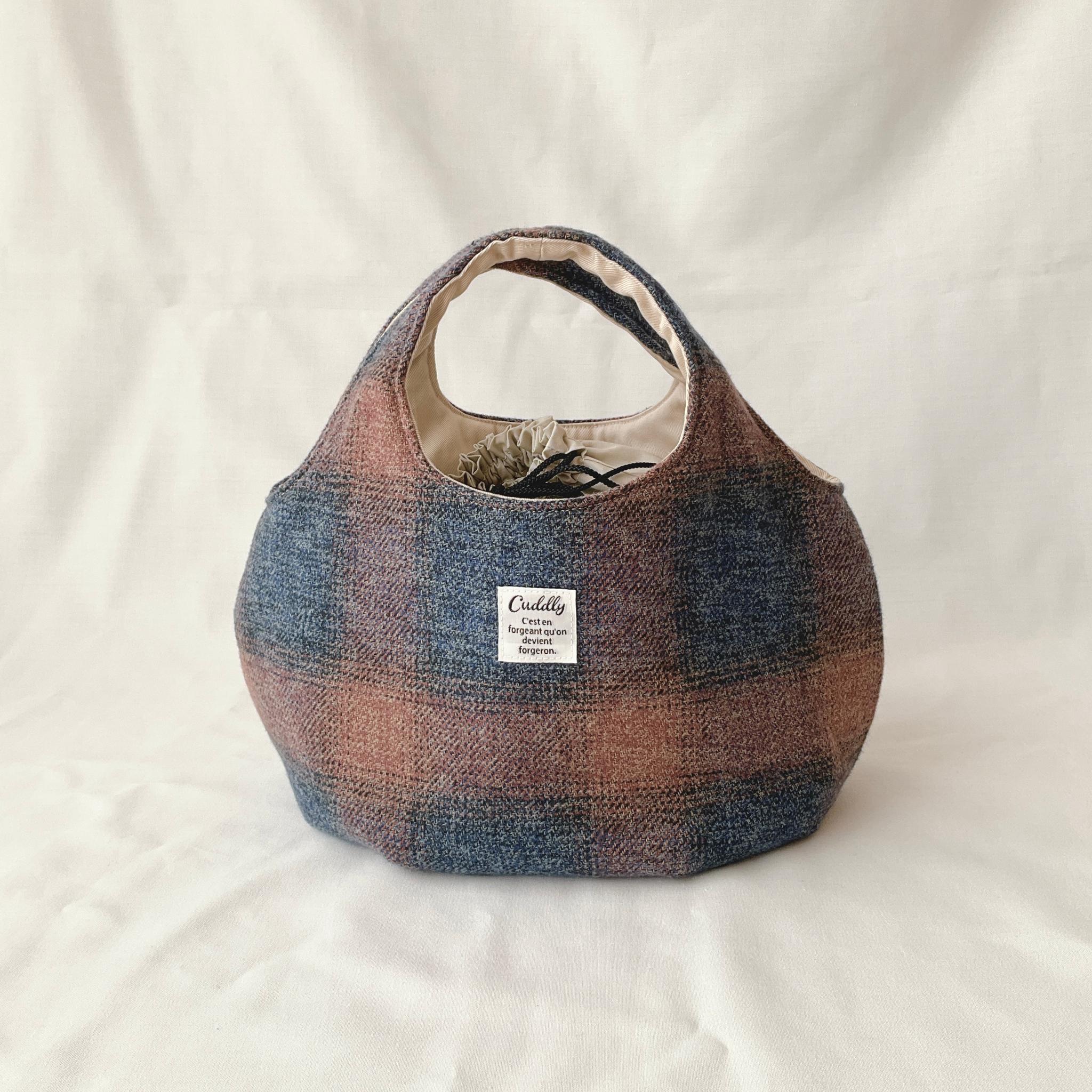 コットンツイードの小さなころりんバッグ　Sサイズ　中身が見えないのが嬉しい　グレー＆オレンジ1枚目の画像